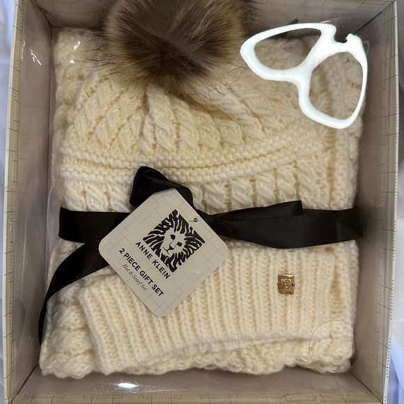 Anne Klein Hat & Scarf set - Picture 1 of 2